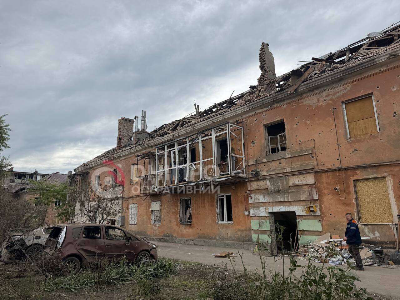 Top До руїн будинку люди несуть квіти та іграшки: що зараз відбувається на місцях вчорашніх атак по Дніпру