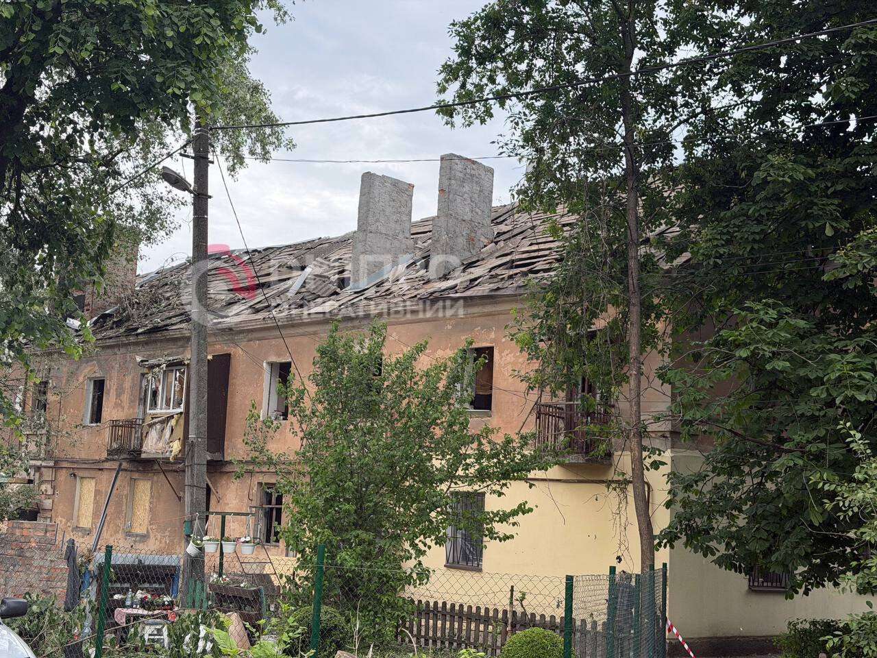 Top До руїн будинку люди несуть квіти та іграшки: що зараз відбувається на місцях вчорашніх атак по Дніпру