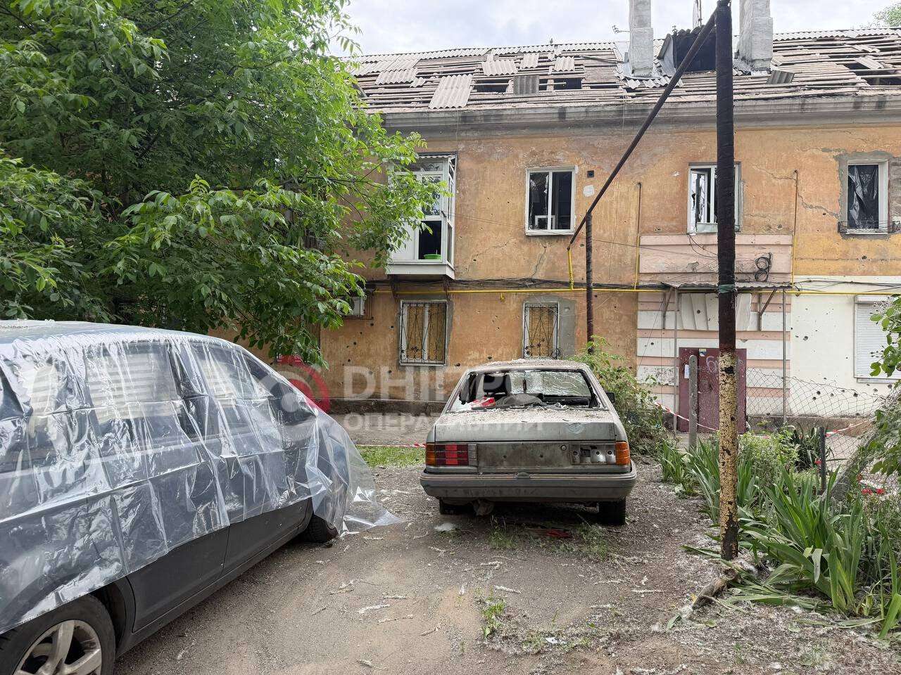 Top До руїн будинку люди несуть квіти та іграшки: що зараз відбувається на місцях вчорашніх атак по Дніпру