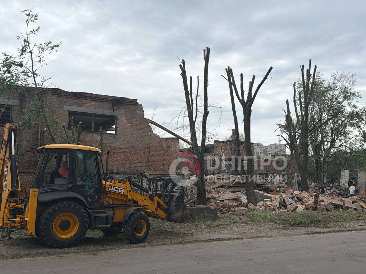 Top До руїн будинку люди несуть квіти та іграшки: що зараз відбувається на місцях вчорашніх атак по Дніпру