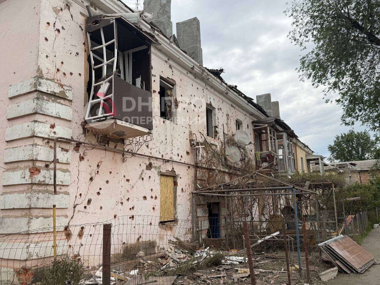 Top До руїн будинку люди несуть квіти та іграшки: що зараз відбувається на місцях вчорашніх атак по Дніпру