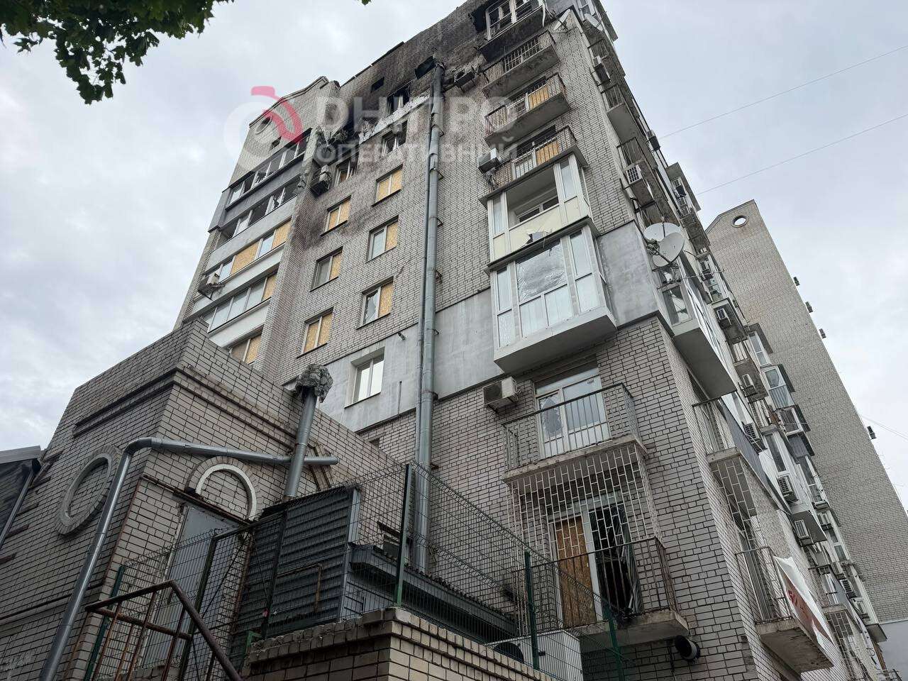 Top До руїн будинку люди несуть квіти та іграшки: що зараз відбувається на місцях вчорашніх атак по Дніпру