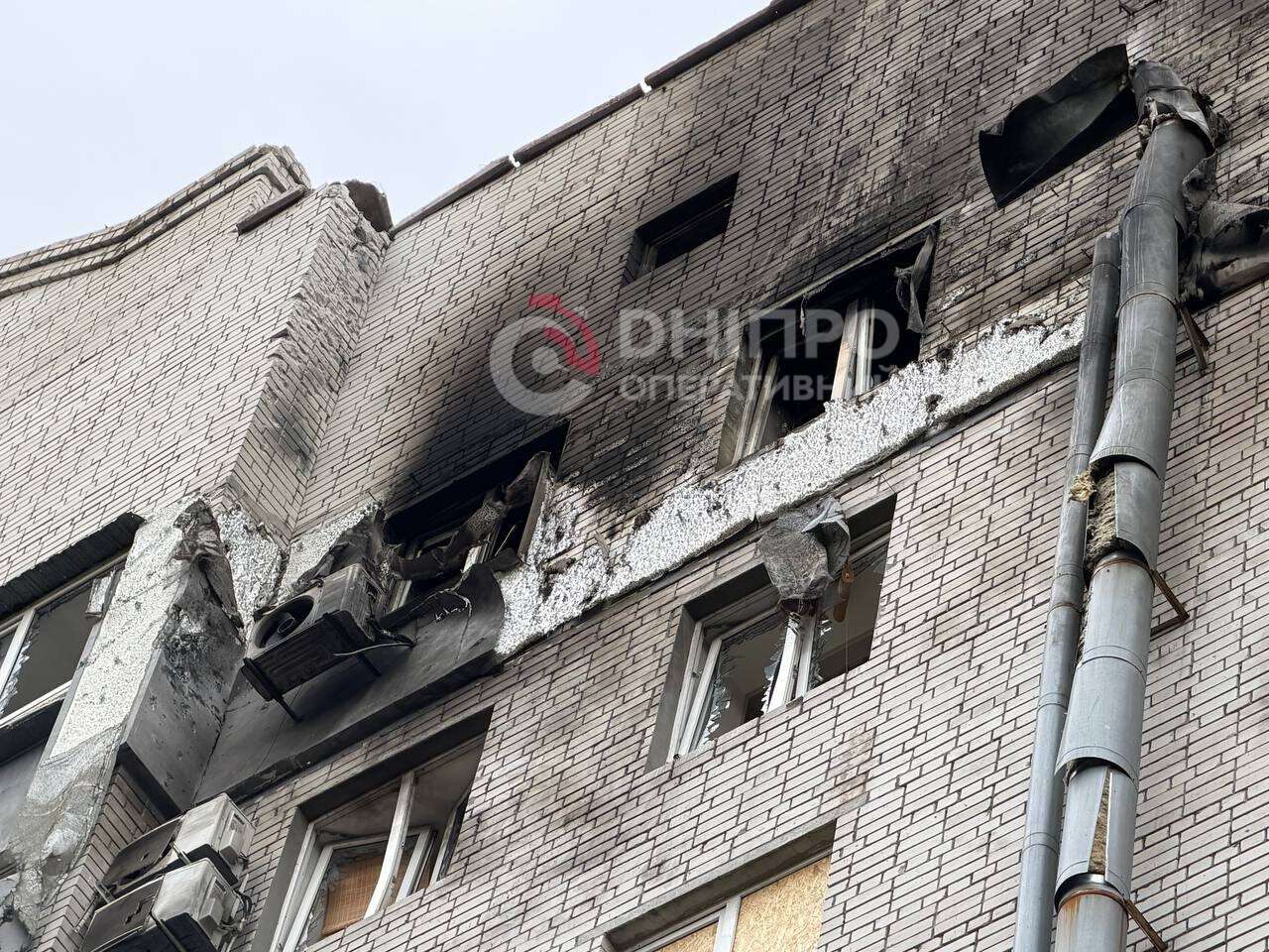 Top До руїн будинку люди несуть квіти та іграшки: що зараз відбувається на місцях вчорашніх атак по Дніпру