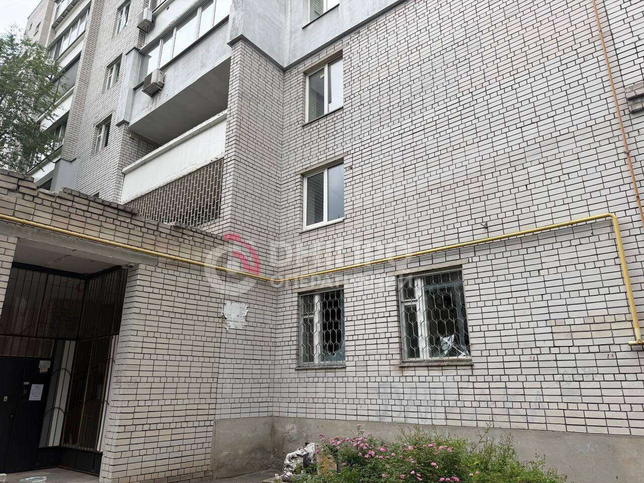 Top До руїн будинку люди несуть квіти та іграшки: що зараз відбувається на місцях вчорашніх атак по Дніпру