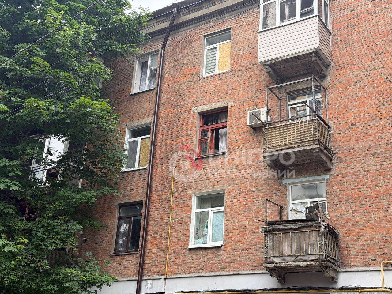 Top До руїн будинку люди несуть квіти та іграшки: що зараз відбувається на місцях вчорашніх атак по Дніпру