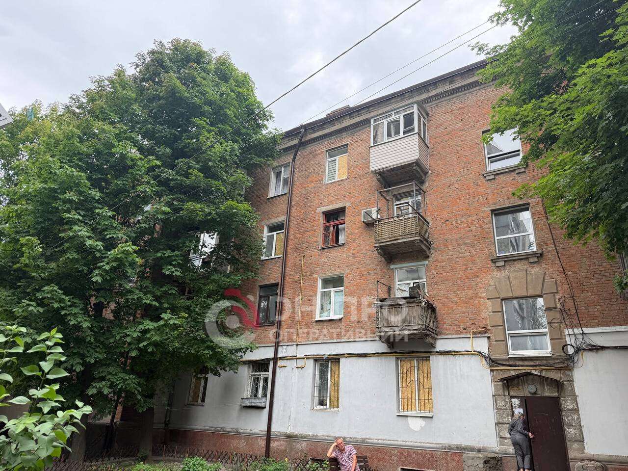 Top До руїн будинку люди несуть квіти та іграшки: що зараз відбувається на місцях вчорашніх атак по Дніпру