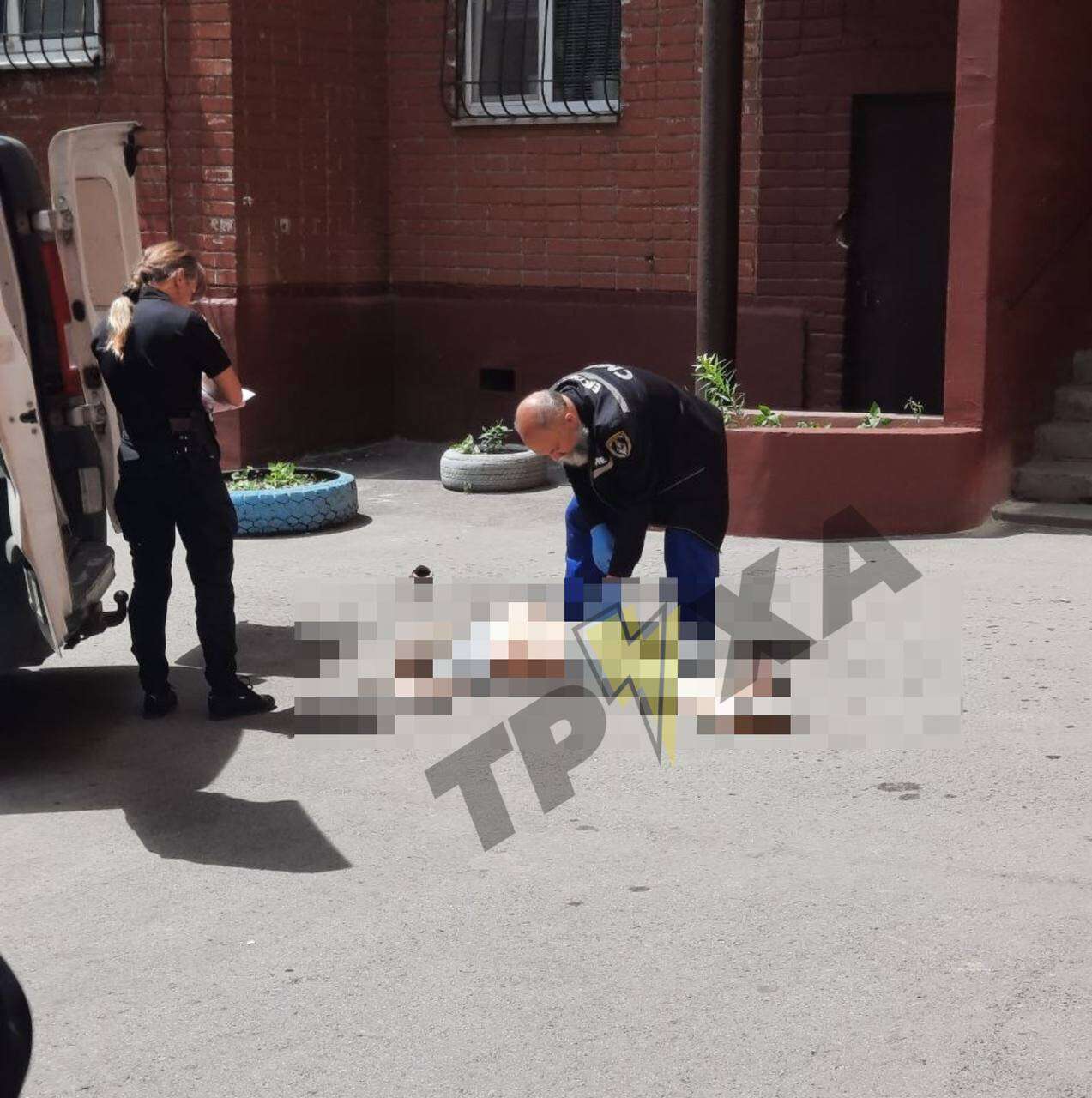 З вікна будинку на ж/м Тополя випала жінка