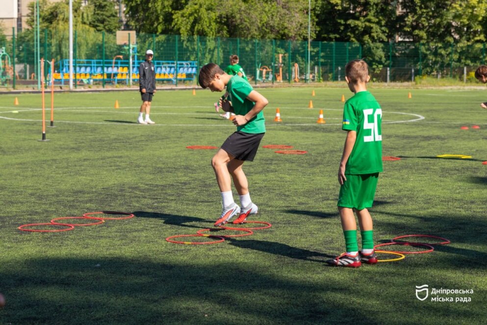 Футбол, веслування та підготовка до змагань: спортивне літо юних дніпрян