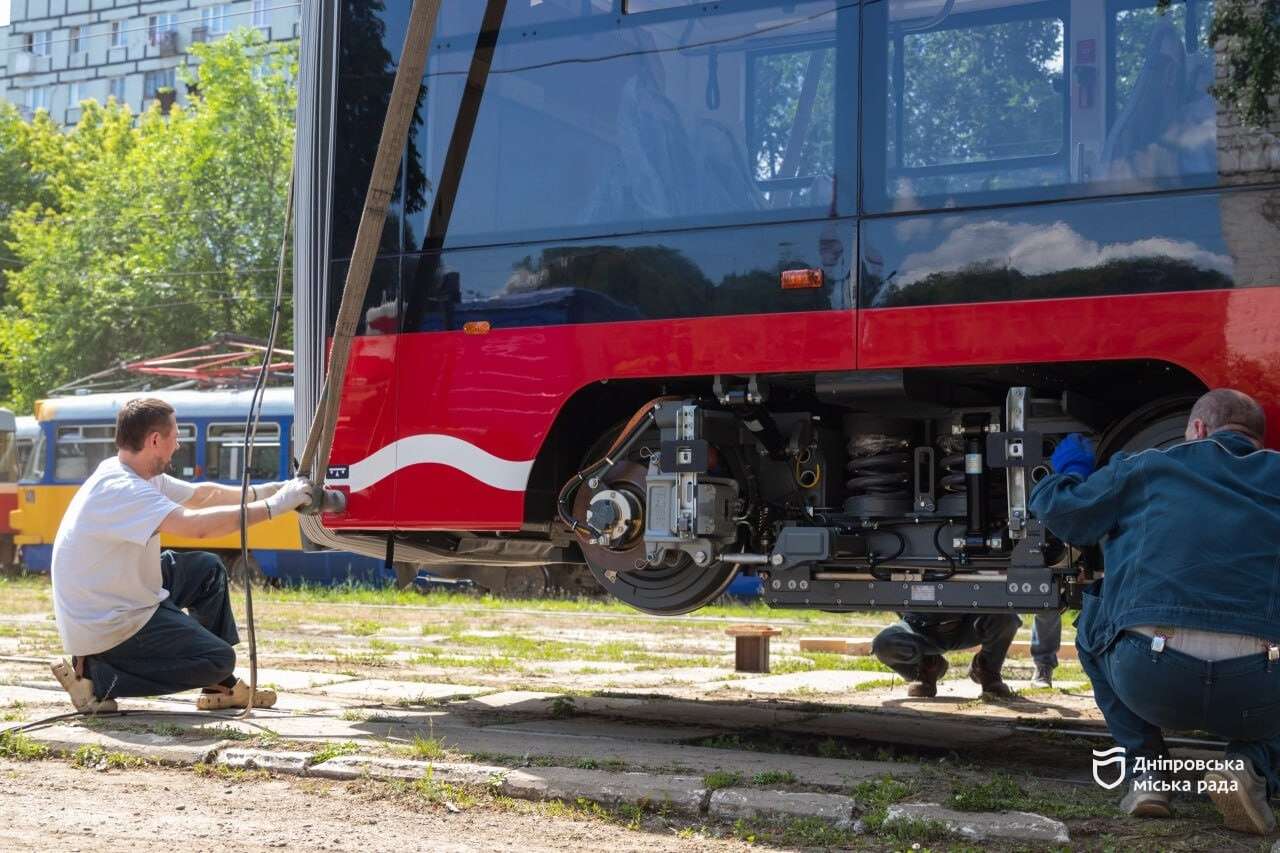 У Дніпрі запускають ще один низькопідлоговий трамвай: коли він вийде на рейс