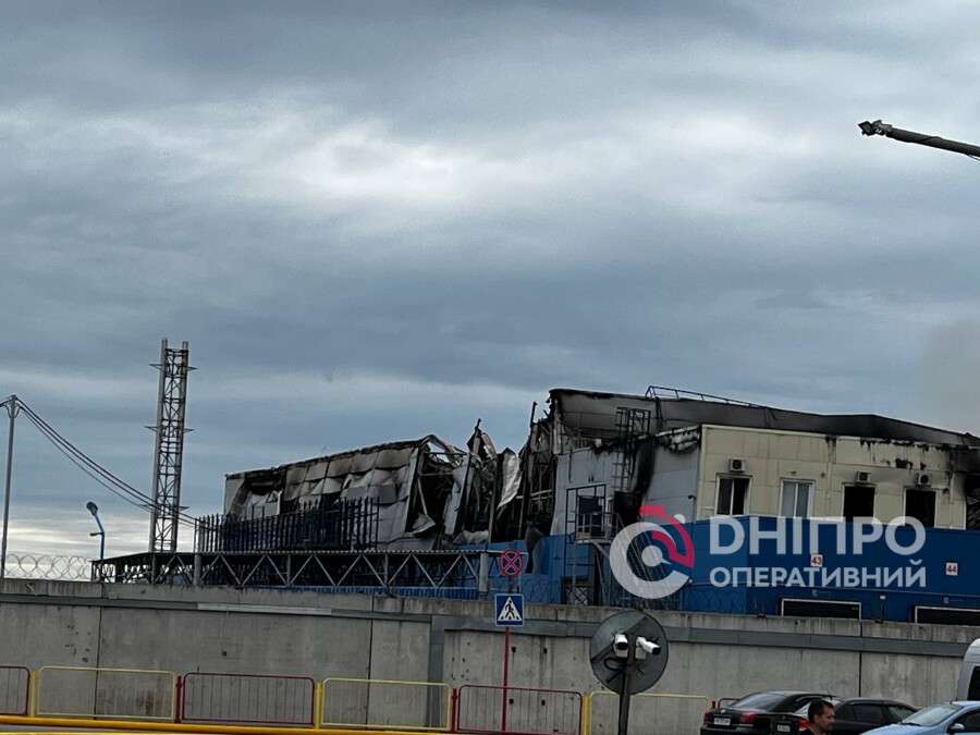 Масштабні пожежі та руйнування: що відбувається на місцях ворожих атак у Дніпровському районі