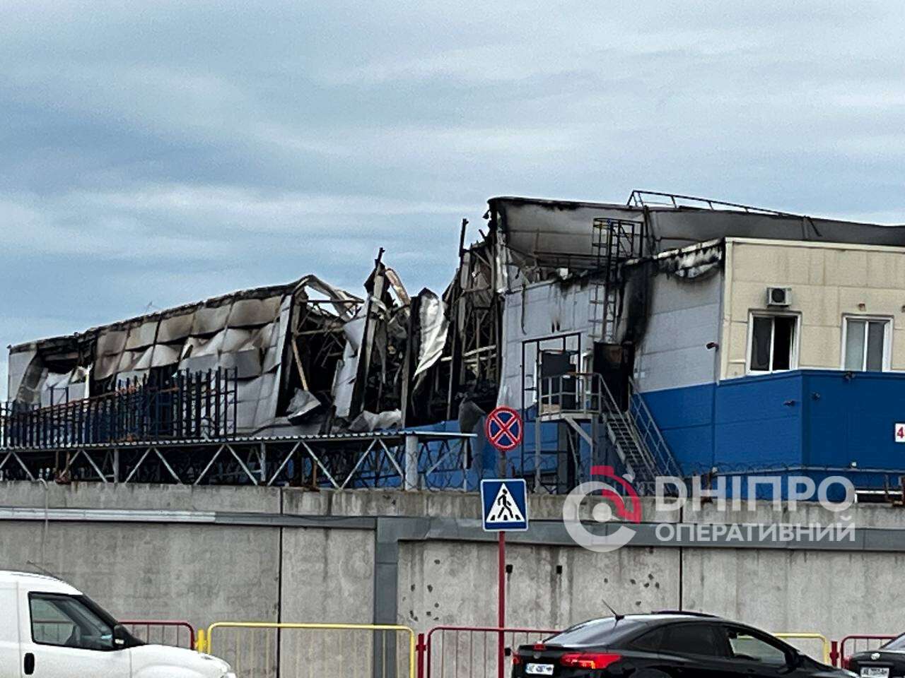 Масштабні пожежі та руйнування: що відбувається на місцях ворожих атак у Дніпровському районі