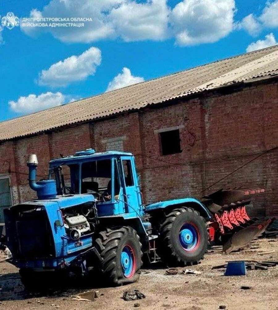 Ворог атакував безпілотниками Дніпровський район: виникла пожежа, є руйнування