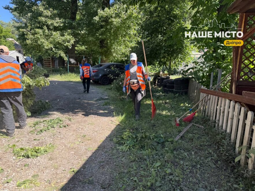 У Дніпрі комунальники ліквідовують наслідки ворожої атаки
