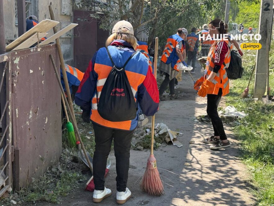 У Дніпрі комунальники ліквідовують наслідки ворожої атаки
