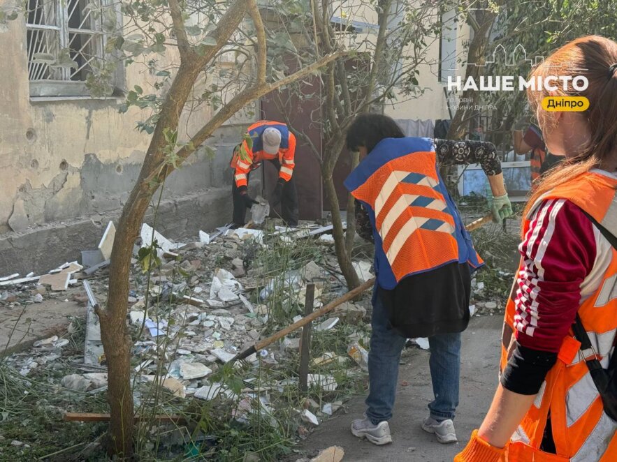 У Дніпрі комунальники ліквідовують наслідки ворожої атаки