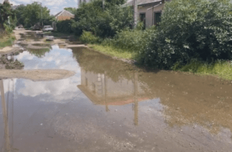 Вода з вулиці дійшла до будинків: у Дніпрі порвало водопровід